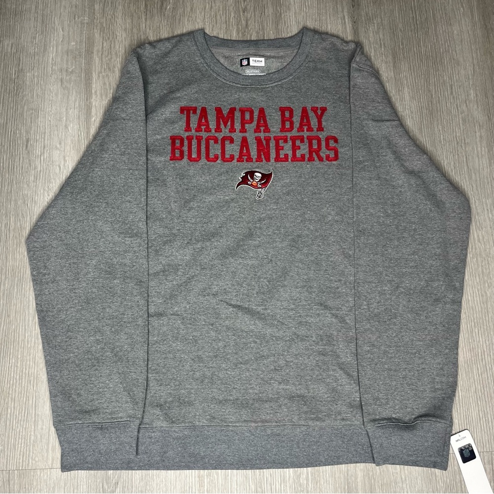 NWT Tampa Bay Buccaneers NFL Embroidered Grey Crewneck Pullover Sweater